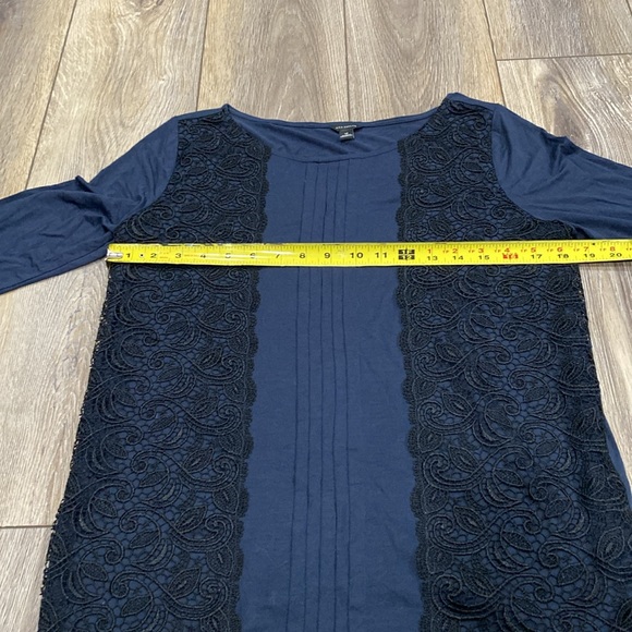 ANN TAYLOR Navy Blue 3/4 Sleeve Top w Black Lace Detail MEDIUM - Picture 7 of 11